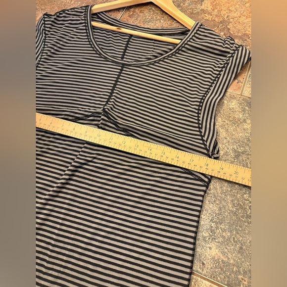 Lululemon get sweat tee silver stripe black short sleeve size 8 - Picture 7 of 8